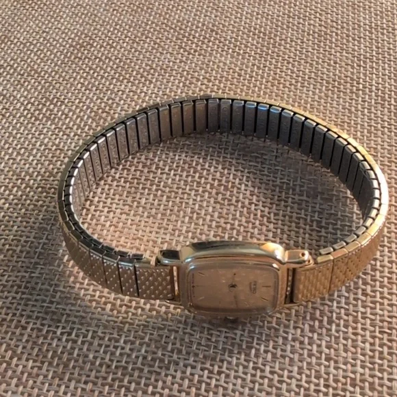 Seiko Gold Rectangular Quartz Watch Vintage Looks Almost New Works Great 8" - Picture 6 of 11